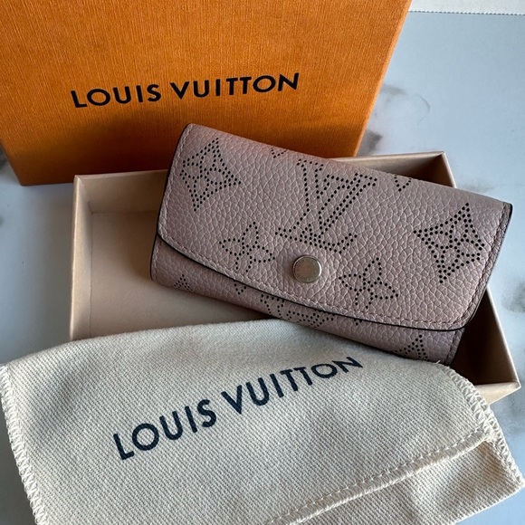 Authentic Louis Vuitton Key Holder Case Monogram Mahina Magnolia w/COA - Picture 1 of 12